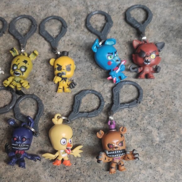 5 Five Nights at Freddy's Keychain lot of 13 pieces - Picture 2 of 3